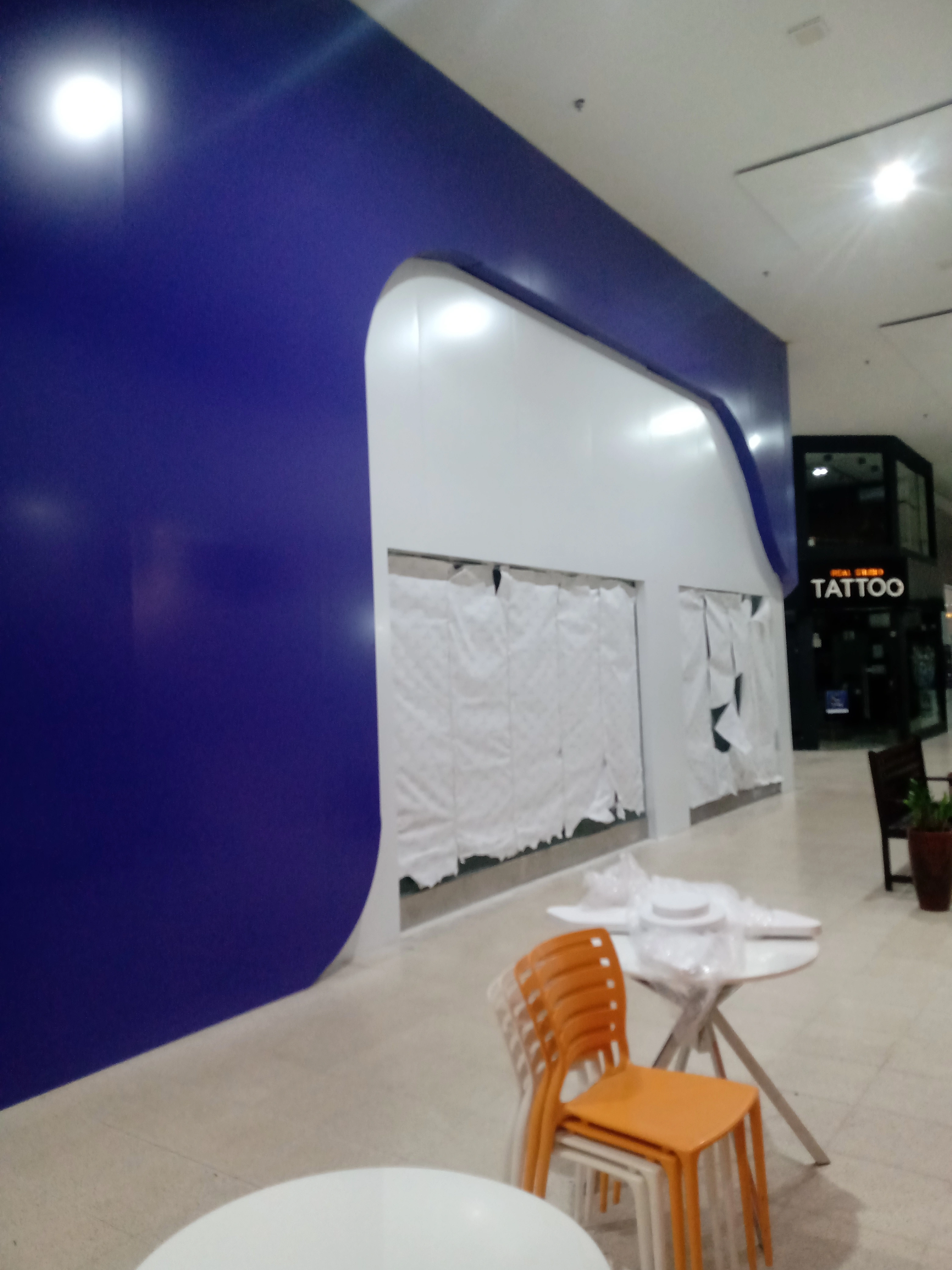 REVESTIMENTO EM ACM COM LETREIRO DE ACRILICO PRAIA SHOPPING